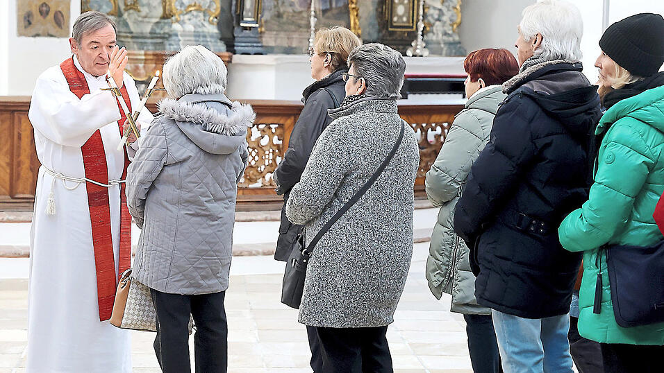 Pfarrer Franz Xaver Leibiger spendete den Blasiussegen.