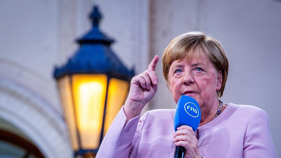 Altkanzlerin Angela Merkel verteidigt ihre damalige Entscheidung, Hunderttausende Fl&uuml;chtlinge nach Deutschland zu lassen.