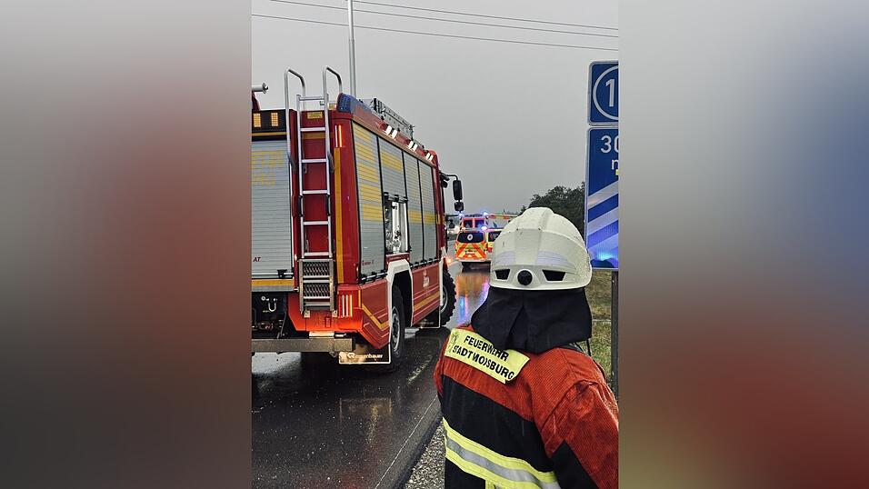 Der BMW schleuderte auf der A92 von der Fahrbahn.