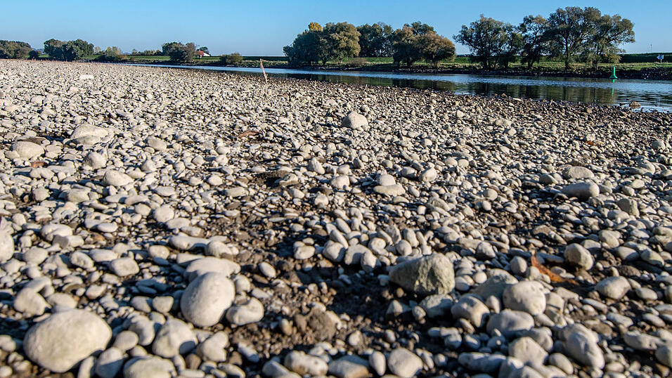 Ein breiter Kiesstrand an der Donau. Niedrigwasser beeinträchtigt die Schifffahrt auf der Donau. Ein breiter Kiesstrand an der Donau. Niedrigwasser beeinträchtigt die Schifffahrt auf der Donau.
