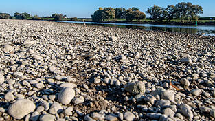 Ein breiter Kiesstrand an der Donau. Niedrigwasser beeinträchtigt die Schifffahrt auf der Donau. Ein breiter Kiesstrand an der Donau. Niedrigwasser beeinträchtigt die Schifffahrt auf der Donau.