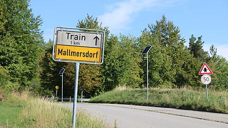 Ausgewechselt werden sollen Schilder wie hier von Mallmersdorf oder Tempo 50, die einen leicht mitgenommenen Eindruck hinterlassen.