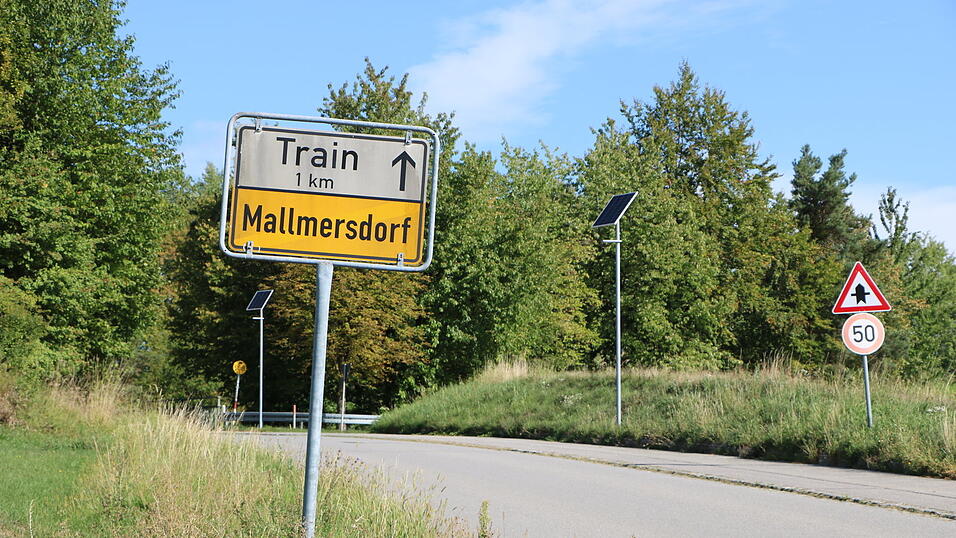 Ausgewechselt werden sollen Schilder wie hier von Mallmersdorf oder Tempo 50, die einen leicht mitgenommenen Eindruck hinterlassen. Ausgewechselt werden sollen Schilder wie hier von Mallmersdorf oder Tempo 50, die einen leicht mitgenommenen Eindruck hinterlassen.