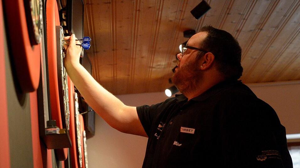 Ruhige Hand, kühler Kopf - beim Darts kommt es nicht nur auf das Werfen an.