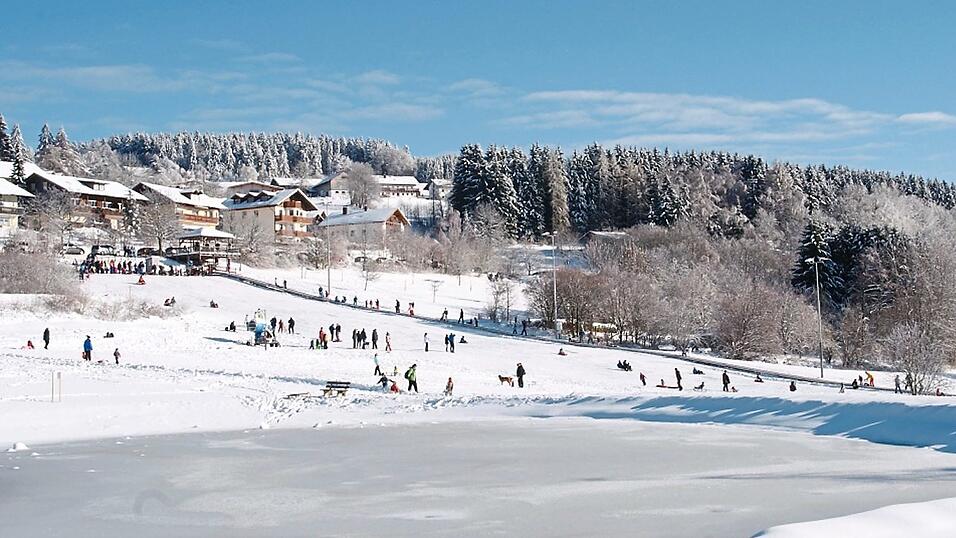 Der Rodelhang im Kurpark war schon immer ein beliebtes Ziel f&uuml;r Gro&szlig; und Klein - auch vor Kurzem in den Weihnachtsferien.
