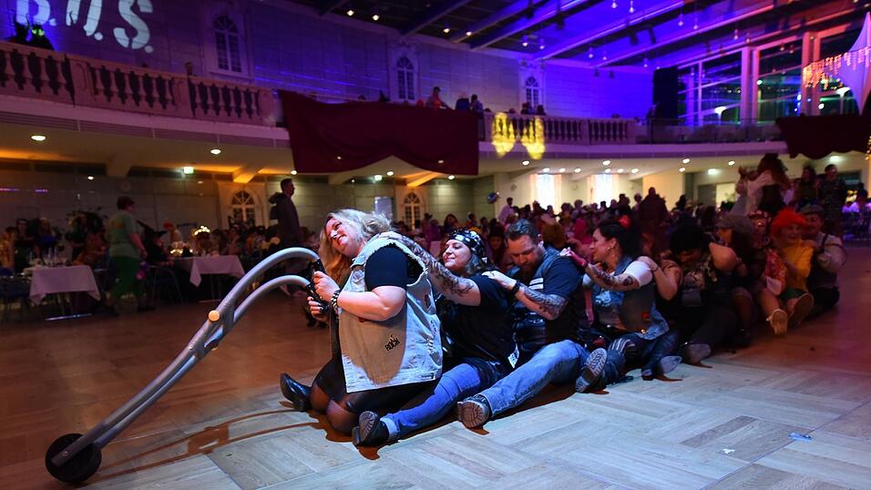 Der K&uuml;nstlerball mit 1500 G&auml;sten lockte wieder zahlreiche Narren mit kreativer Verkleidung.