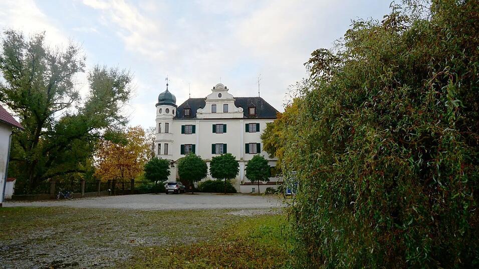 Das vierflügelige Schloss wurde ursprünglich im 15. Jahrhundert errichtet. Ende des 19. Jahrhunderts erfolgte der Umbau im Stil der Neorenaissance zu einem romantischen Familienschloss. Das vierflügelige Schloss wurde ursprünglich im 15. Jahrhundert errichtet. Ende des 19. Jahrhunderts erfolgte der Umbau im Stil der Neorenaissance zu einem romantischen Familienschloss.