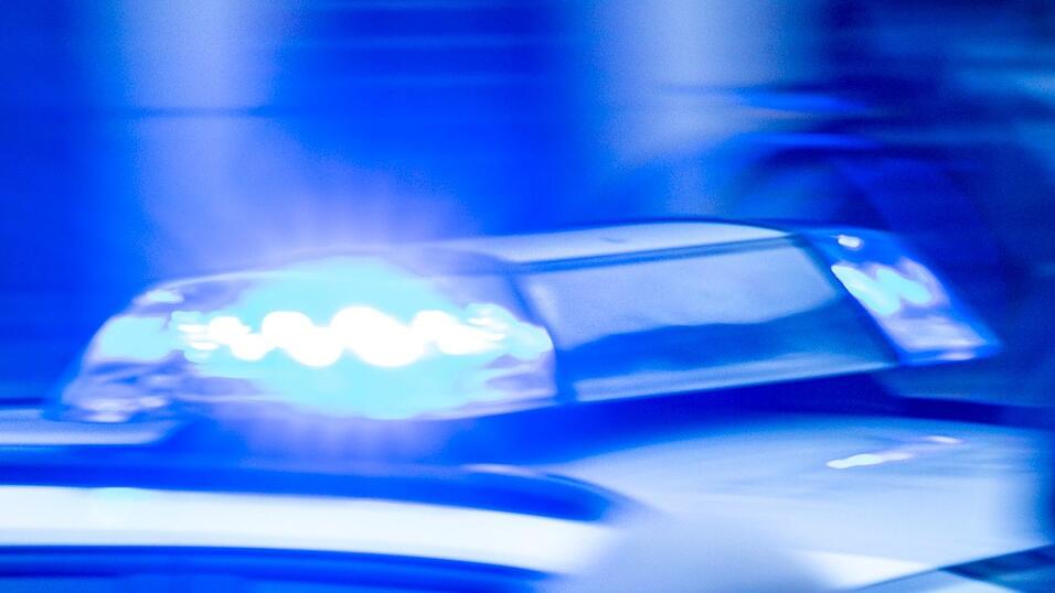 Als die Beamten am Tatort ankommen, sind die Verdächtigen bereits geflohen. (Symbolbild) Als die Beamten am Tatort ankommen, sind die Verdächtigen bereits geflohen. (Symbolbild)
