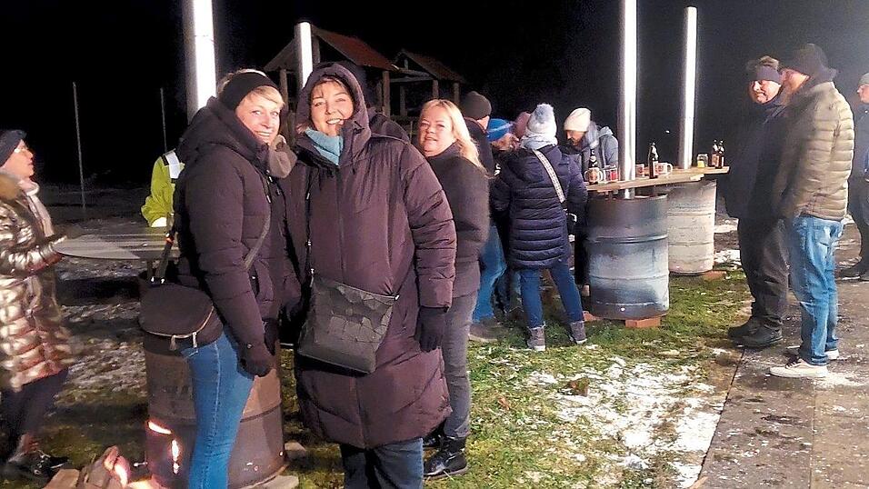 Auch draußen standen die Besucher gemütlich beisammen. Auch draußen standen die Besucher gemütlich beisammen.