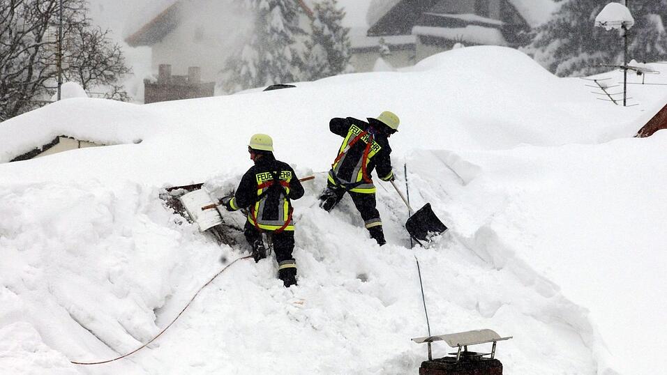 Feuerwehrm&auml;nner schaufelten Schnee von den D&auml;chern. (Archivbild)