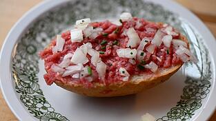 Erneuter Rückruf von Zwiebelmettwurst bei Penny. (Symbolbild) Erneuter Rückruf von Zwiebelmettwurst bei Penny. (Symbolbild)