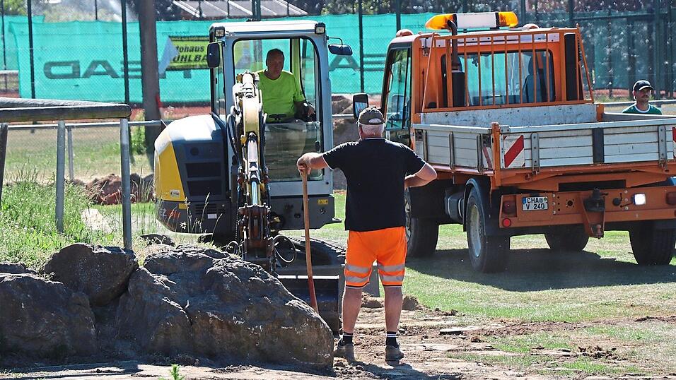 Noch laufen am Sportpark die letzten Arbeiten. Vereinsmitglieder verfüllen die Gräben für die neue automatische Bewässerungsanlage, die rechtzeitig zum Sportparkfest fertiggestellt sein soll. Noch laufen am Sportpark die letzten Arbeiten. Vereinsmitglieder verfüllen die Gräben für die neue automatische Bewässerungsanlage, die rechtzeitig zum Sportparkfest fertiggestellt sein soll.