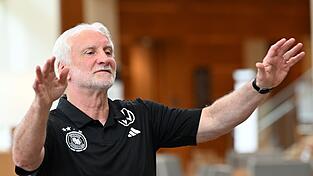 Rudi V&ouml;ller zerstreut vor dem ersten K.-o-Spiel die Zweifel am Erfolg der DFB-Elf.