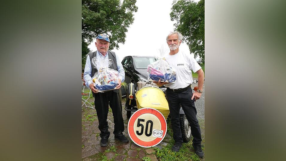 Die zwei Gr&uuml;ndungsmitglieder bekommen einen Geschenkkorb: Ede Hartl und Reinhold Rehmann.