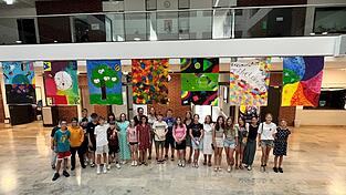 Die Sch&uuml;ler vor ihren Kunstprojekten.