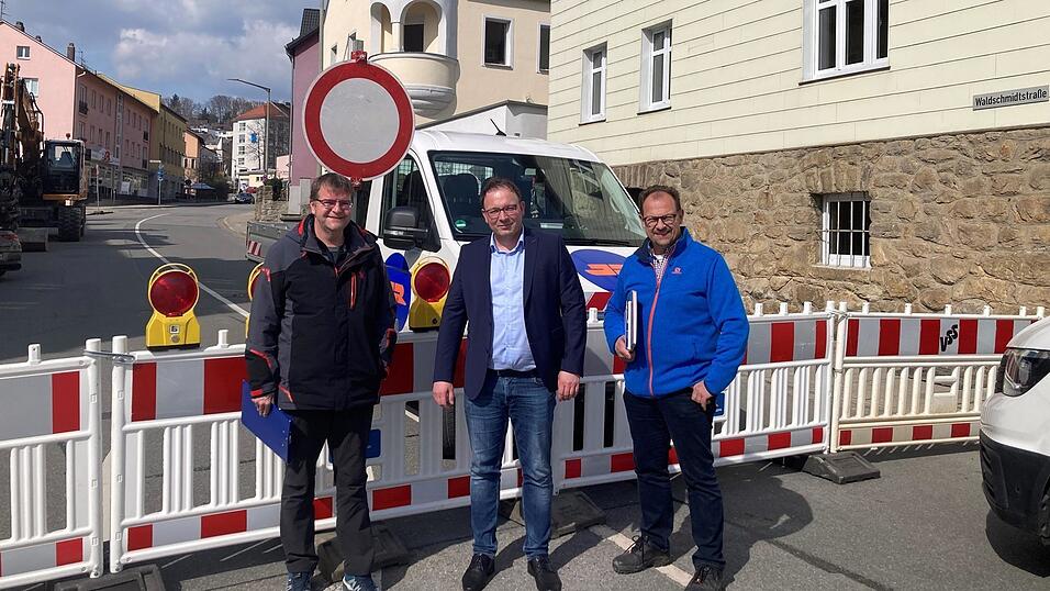 Stefan Brandl, B&uuml;rgermeister Martin Stoiber und Josef Ried (von links) stellen die anstehende Bauma&szlig;nahme in der Waldschmidtstra&szlig;e vor.