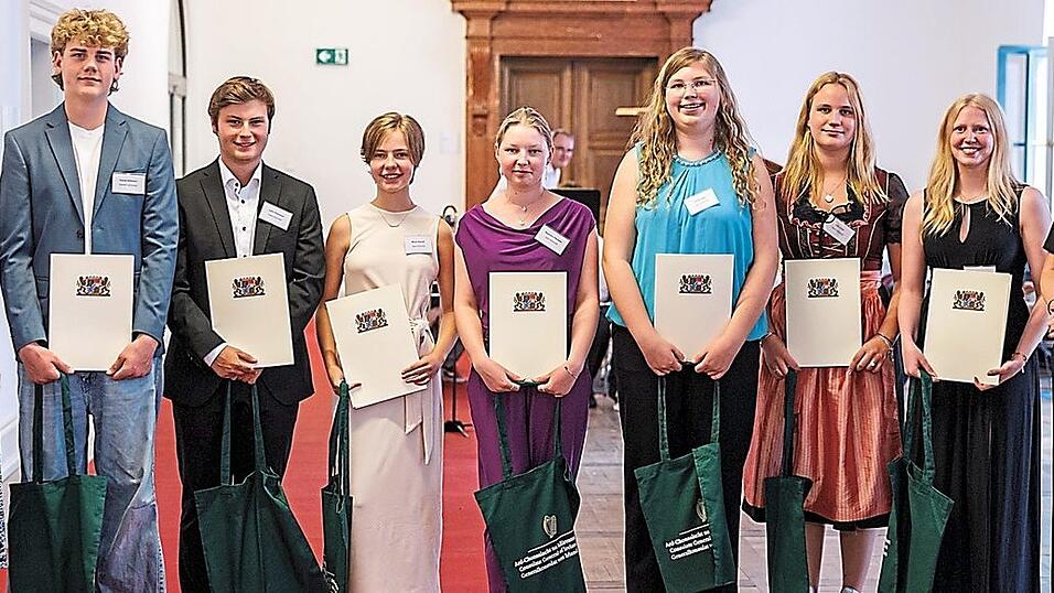 Julian Silberbauer (3. v. l.) wurde von Kultusministerin Anna Stolz (r.) und Kate Hall (l.), stellvertretende Generalkonsulin aus Irland, zum Botschafter Bayerns ernannt.