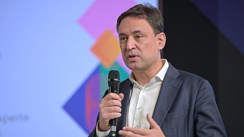 Georg Eisenreich gibt die Verlängerung der Initiative «Justiz und Medien - konsequent gegen Hass» bekannt.