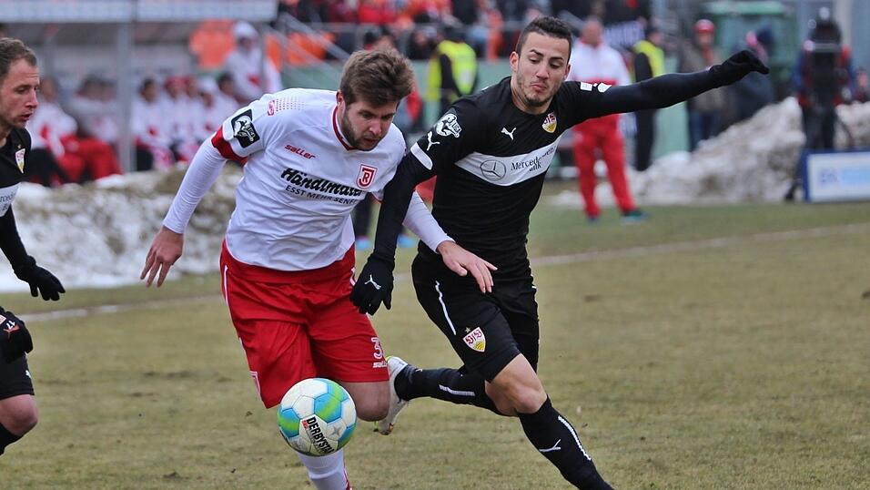 Der SSV Jahn Regensburg hat das Heimspiel gegen den VfB Stuttgart II mit 4:1 gewonnen und setzt seine Aufholjagd fort. (Foto: Fabian Ro&szlig;mann)