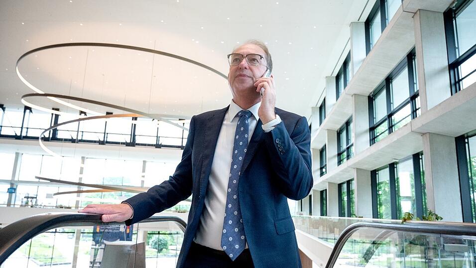 Alexander Dobrindt gilt als erfolgreichstes Kabinettsmitglied und als Stabilitätsanker, was das Gesamtgefüge der Koalition angeht. Alexander Dobrindt gilt als erfolgreichstes Kabinettsmitglied und als Stabilitätsanker, was das Gesamtgefüge der Koalition angeht.