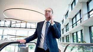 Alexander Dobrindt gilt als erfolgreichstes Kabinettsmitglied und als Stabilitätsanker, was das Gesamtgefüge der Koalition angeht. Alexander Dobrindt gilt als erfolgreichstes Kabinettsmitglied und als Stabilitätsanker, was das Gesamtgefüge der Koalition angeht.