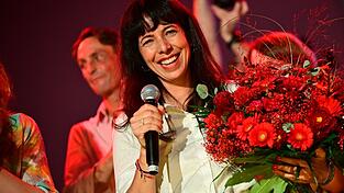 Elif Eralp spricht zu den Linke-Anh&auml;ngern.