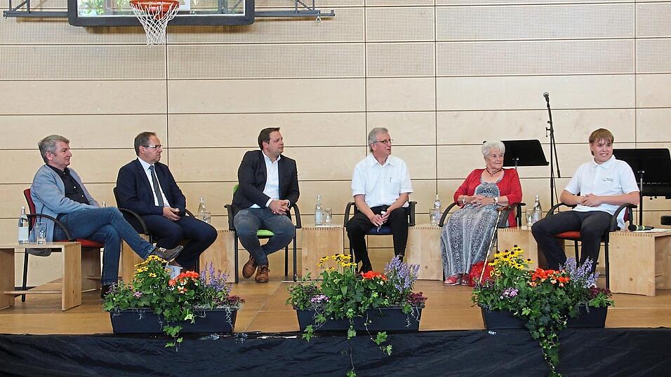 Konrad Kellermann, Schulleiter Alfred Reithmeier, Thomas Lorenz, ehemaliger Schulleiter Josef Wimmer, Angela P&auml;tzold und Moderator Samuel Wachtveitl.