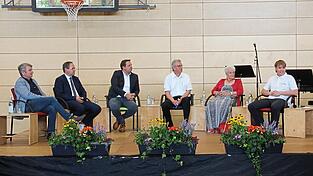 Konrad Kellermann, Schulleiter Alfred Reithmeier, Thomas Lorenz, ehemaliger Schulleiter Josef Wimmer, Angela P&auml;tzold und Moderator Samuel Wachtveitl.