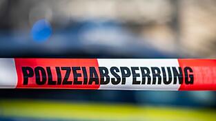 Die Polizei fand in einem Haus drei Tote. (Symbolbild) Die Polizei fand in einem Haus drei Tote. (Symbolbild)