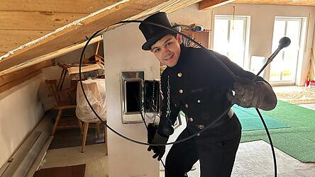 Maximilian Pinzl in seinem Element. Anfang November tritt der Kaminkehrergeselle beim Bundeswettbewerb in Berlin an. Maximilian Pinzl in seinem Element. Anfang November tritt der Kaminkehrergeselle beim Bundeswettbewerb in Berlin an.