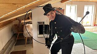 Maximilian Pinzl in seinem Element. Anfang November tritt der Kaminkehrergeselle beim Bundeswettbewerb in Berlin an. Maximilian Pinzl in seinem Element. Anfang November tritt der Kaminkehrergeselle beim Bundeswettbewerb in Berlin an.