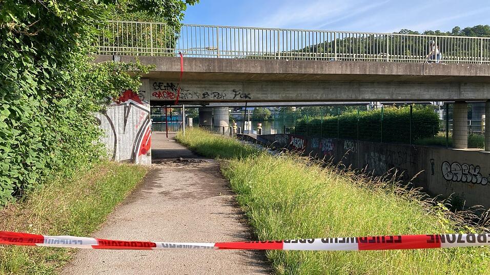 Ein Brand einer Trafoanlage in einer Regensburger Unterführung hat Folgen für die regionale Schifffahrt. Alle Kabel sind beschädigt worden, die Stromversorgung der Infrastruktur an verschiedenen Orten beeinträchtigt. Erhöhtes Risiko besteht dennoch nicht. Ein Brand einer Trafoanlage in einer Regensburger Unterführung hat Folgen für die regionale Schifffahrt. Alle Kabel sind beschädigt worden, die Stromversorgung der Infrastruktur an verschiedenen Orten beeinträchtigt. Erhöhtes Risiko besteht dennoch nicht.