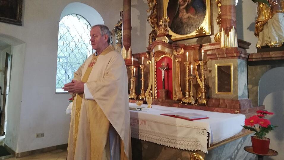 Bei einem Wallfahrergottesdienst im Osterbrünnl Ruhmannsfelden Bei einem Wallfahrergottesdienst im Osterbrünnl Ruhmannsfelden