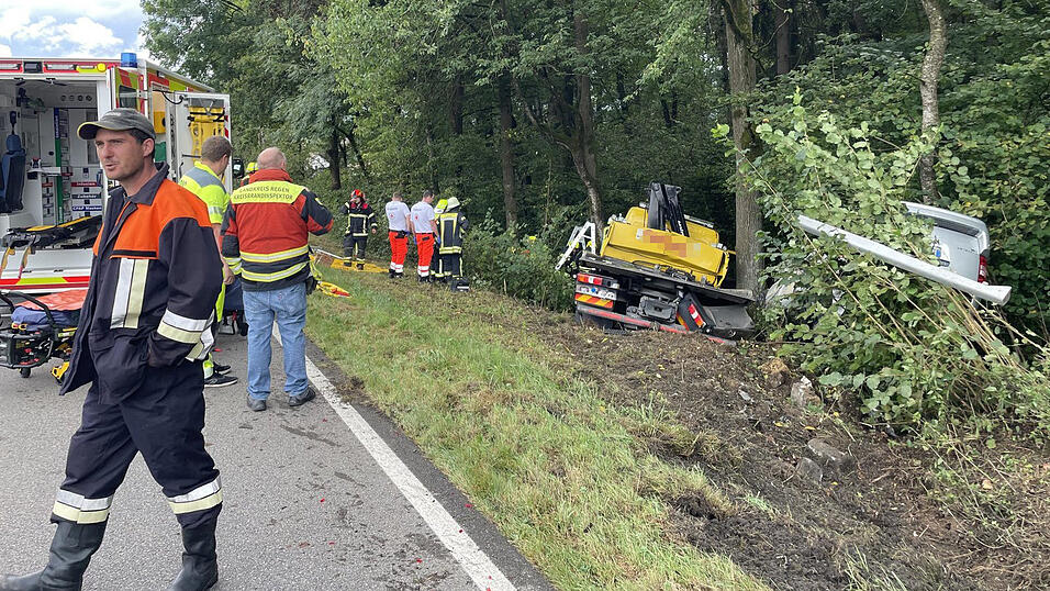 Der Abschleppwagen prallte gegen einen Baum. Dabei wurde das Auto, das er transportiert hatte, heruntergeschleudert. Der Abschleppwagen prallte gegen einen Baum. Dabei wurde das Auto, das er transportiert hatte, heruntergeschleudert.