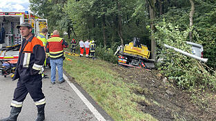 Der Abschleppwagen prallte gegen einen Baum. Dabei wurde das Auto, das er transportiert hatte, heruntergeschleudert.