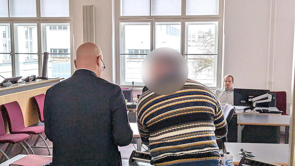 Gerade so konnten die Verteidiger den geständigen Täter noch davon abbringen, die Vereinbarung mit dem Gericht zum Platzen zu bringen. Gerade so konnten die Verteidiger den geständigen Täter noch davon abbringen, die Vereinbarung mit dem Gericht zum Platzen zu bringen.