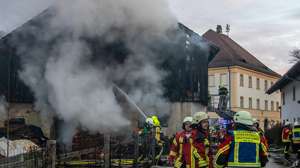Auf einem Hof in Niederalteich ist ein Feuer ausgebrochen. Die Feuerwehr bek&auml;mpfte die Flammen.