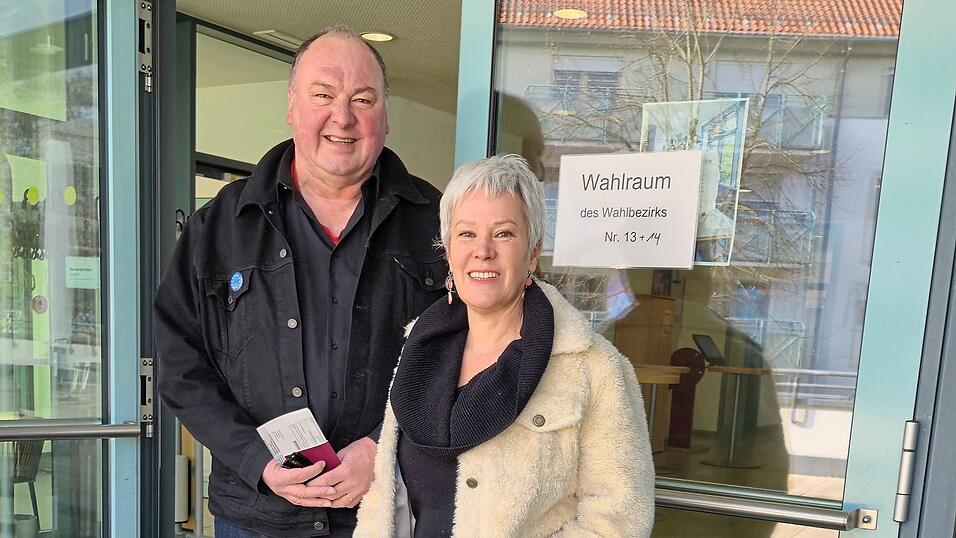 Erhard Grundl, Stadtrat und OB-Kandidat der Gr&uuml;nen, und seine Frau, Stadtr&auml;tin Heidi Webster, Listenplatz 4, vor dem Wahllokal im Magnobonus-Markmiller-Saal.