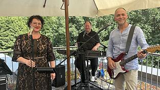 Steffi Denk, Hans Traurig und Matthias Kilger unterhielten die G&auml;ste beim Sommerfest.