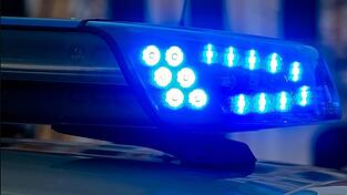Der Verletzte wurde mit einem Hubschrauber in ein Krankenhaus gebracht. Der Verletzte wurde mit einem Hubschrauber in ein Krankenhaus gebracht.