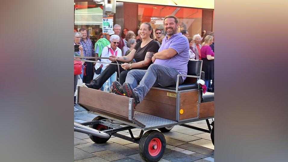 Viele Besucher verfolgten am Sonntag den Umzug auf dem Vilsbiburger Stadtplatz. Viele Besucher verfolgten am Sonntag den Umzug auf dem Vilsbiburger Stadtplatz.