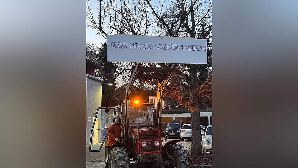 Mehrere Anwohner protestieren am Dienstagabend vor der Gemeinderatssitzung von Straßkirchen und Irlbach gegen die Pläne von BMW. Mehrere Anwohner protestieren am Dienstagabend vor der Gemeinderatssitzung von Straßkirchen und Irlbach gegen die Pläne von BMW.