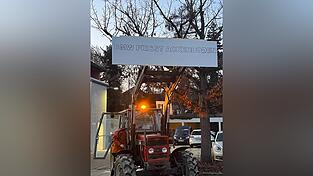 Mehrere Anwohner protestieren am Dienstagabend vor der Gemeinderatssitzung von Straßkirchen und Irlbach gegen die Pläne von BMW. Mehrere Anwohner protestieren am Dienstagabend vor der Gemeinderatssitzung von Straßkirchen und Irlbach gegen die Pläne von BMW.