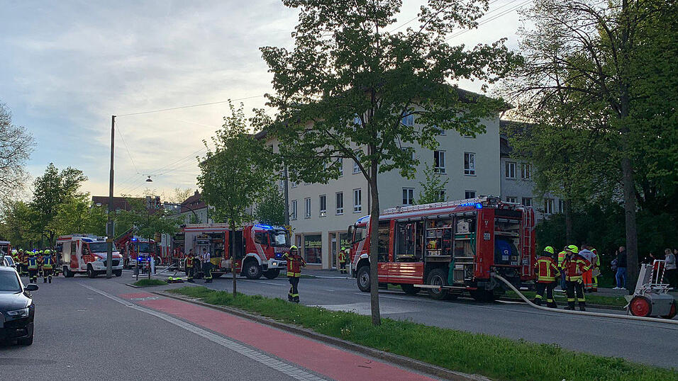 Ersten Informationen zufolge könnte auch Brandstiftung als Ursache für das Feuer infrage kommen.