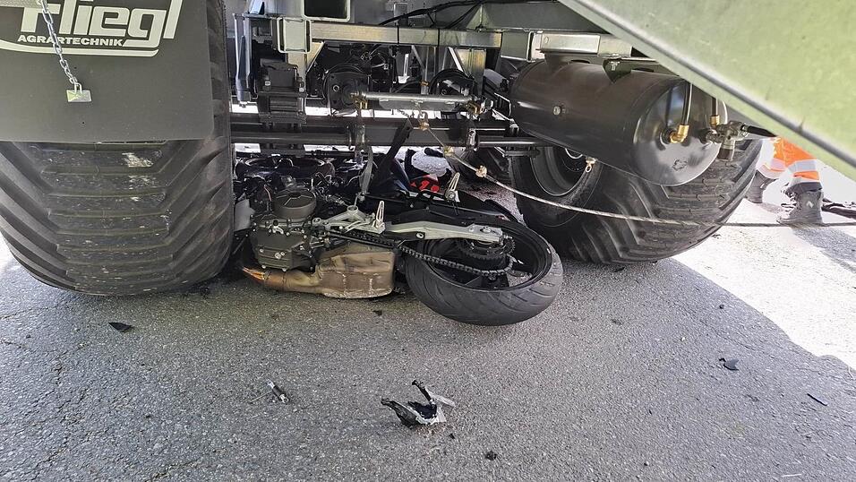Das Motorrad verklemmte sich unter dem Hänger des Traktors. Das Motorrad verklemmte sich unter dem Hänger des Traktors.