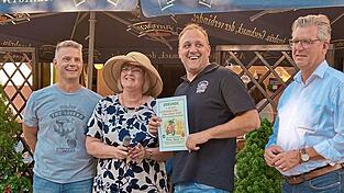 Zehn Meter in 22,71 Sekunden: Plattlings Bürgermeister Hans Schmalhofer (r.) und Organisator Stefan Fisch (l.) gratulieren dem diesjährigen Gewinner der Langsamfahr-Challenge Markus Neidrost (2.v.r.). Stadträtin Monika Beham (2. v. l.) überreichte dem Sieger die Urkunde.