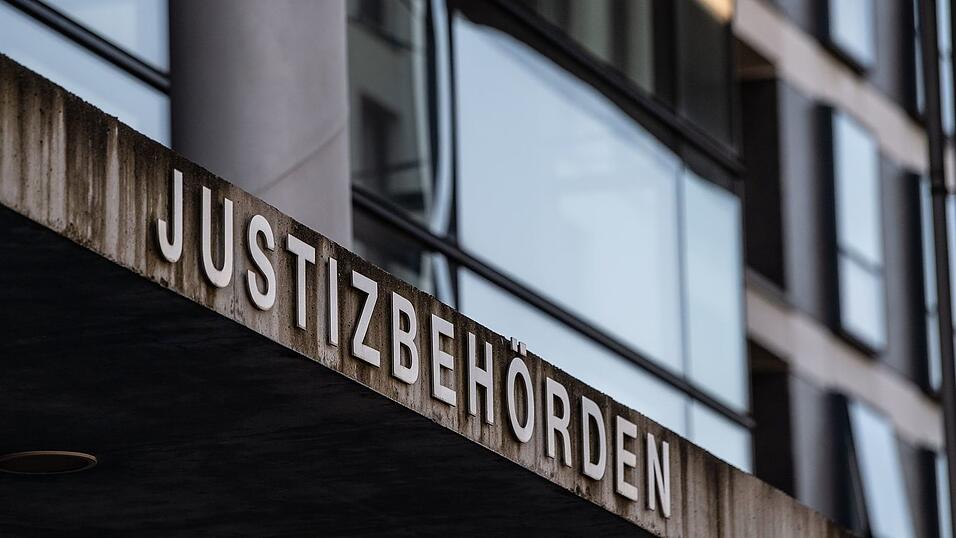 Nach einem tödlichen Angriff mit einer Armbrust in einer Klinik hat in Kassel der Mordprozess gegen einen 59-Jährigen begonnen. (Archivbild) Nach einem tödlichen Angriff mit einer Armbrust in einer Klinik hat in Kassel der Mordprozess gegen einen 59-Jährigen begonnen. (Archivbild)