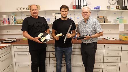 Michael Kreiner (l.), der Vorsitzende des Kreisfischereivereins Landau, mit dem neuen Laborleiter Jonas Luttner und Prof. Dr. Robert Huber (r.), der das Labor am Gew&auml;sserkompetenzzentrum aufgebaut hat.