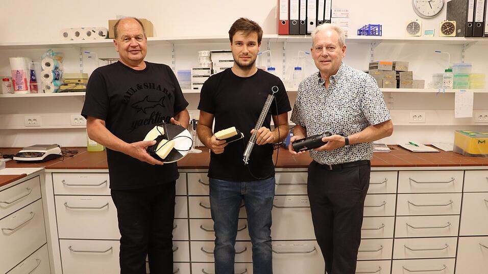 Michael Kreiner (l.), der Vorsitzende des Kreisfischereivereins Landau, mit dem neuen Laborleiter Jonas Luttner und Prof. Dr. Robert Huber (r.), der das Labor am Gew&auml;sserkompetenzzentrum aufgebaut hat.