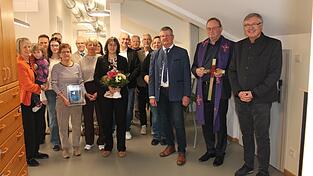 Zur Einweihung begr&uuml;&szlig;te Dr. Veronika Vogl-Forsch Vertreter der Gemeinde, der Kirche und des Bayerischen Roten Kreuzes sowie ihr Praxisteam und ihre Familie.